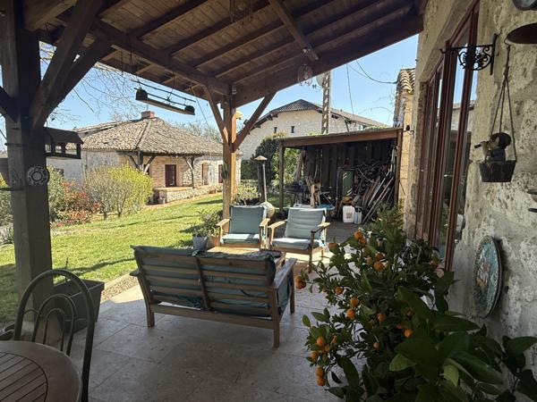 Penne-d'Agenais (47140) LOT ET GARONNE Secteur Penne d-Agenais Charmant Ensemble en Pierre avec Piscine avec hectare terrain