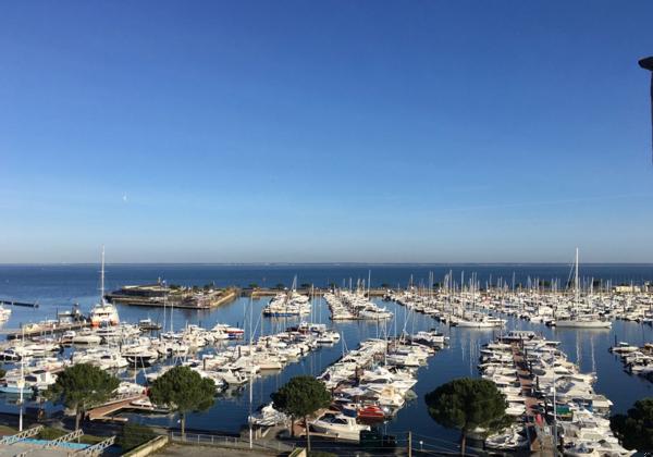 Appartement T2 rénové  vue dominante sur le bassin et sur le port, cave, parking