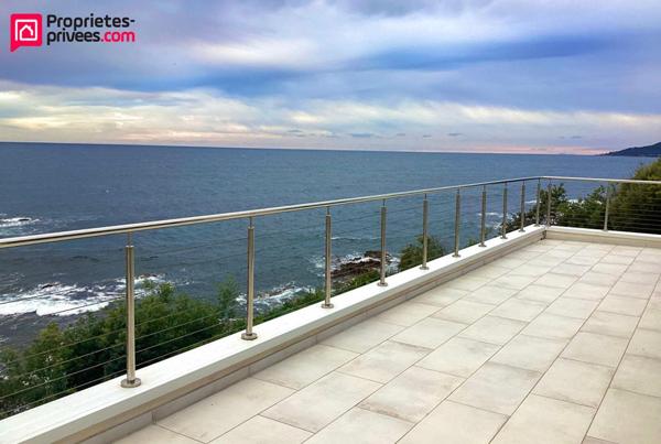 Villa de PRESTIGE moderne de type T8  pieds dans l'eau vue mer avec piscine - SOLENZARA 20145 - CORSE DU SUD