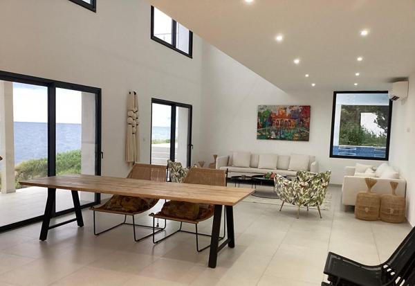 Villa de PRESTIGE moderne de type T8  pieds dans l'eau vue mer avec piscine - SOLENZARA 20145 - CORSE DU SUD