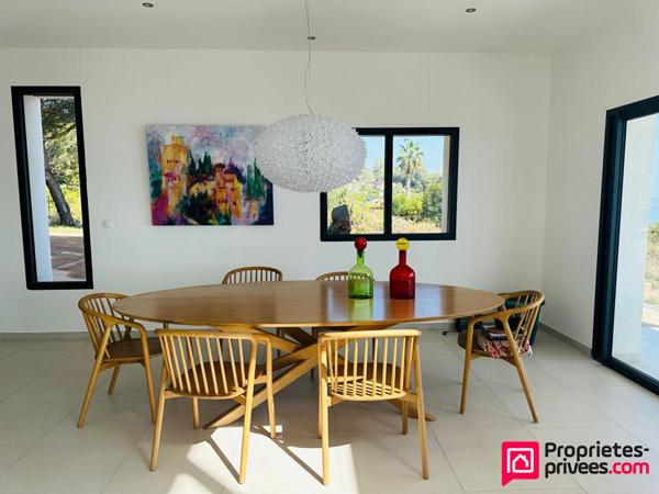 Villa de PRESTIGE moderne de type T8  pieds dans l'eau vue mer avec piscine - SOLENZARA 20145 - CORSE DU SUD