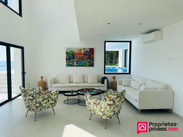 Villa de PRESTIGE moderne de type T8  pieds dans l'eau vue mer avec piscine - SOLENZARA 20145 - CORSE DU SUD