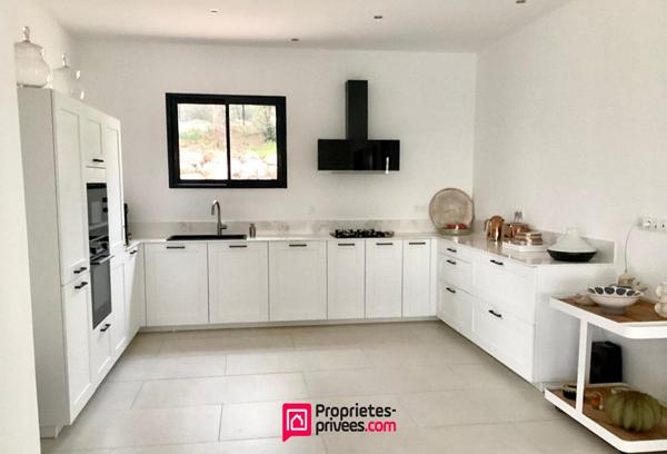 Villa de PRESTIGE moderne de type T8  pieds dans l'eau vue mer avec piscine - SOLENZARA 20145 - CORSE DU SUD