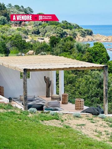 Villa de PRESTIGE moderne de type T8  pieds dans l'eau vue mer avec piscine - SOLENZARA 20145 - CORSE DU SUD