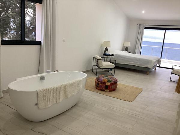 Villa de PRESTIGE moderne de type T8  pieds dans l'eau vue mer avec piscine - SOLENZARA 20145 - CORSE DU SUD