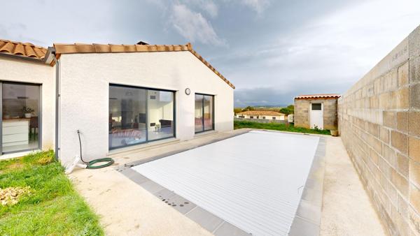Maison récente à Carcassonne avec jardin, piscine et garage.
