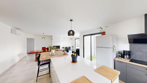 Maison récente à Carcassonne avec jardin, piscine et garage.