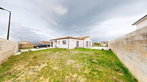 Maison récente à Carcassonne avec jardin, piscine et garage.