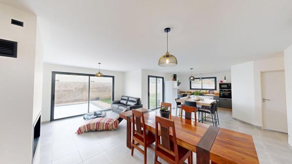 Maison récente à Carcassonne avec jardin, piscine et garage.