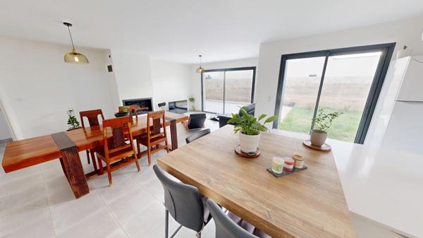 Maison récente à Carcassonne avec jardin, piscine et garage.