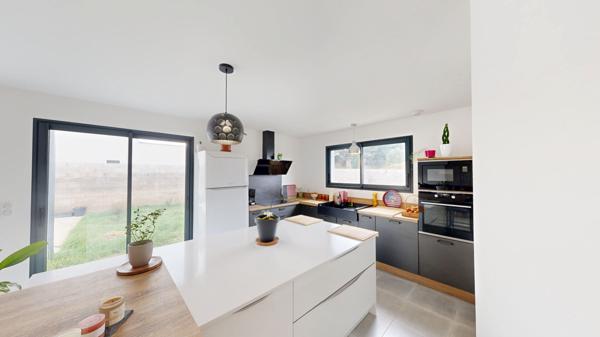 Maison récente à Carcassonne avec jardin, piscine et garage.