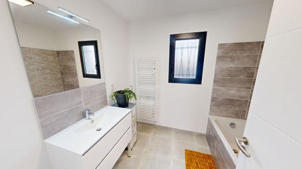 Maison récente à Carcassonne avec jardin, piscine et garage.