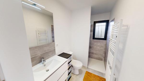 Maison récente à Carcassonne avec jardin, piscine et garage.