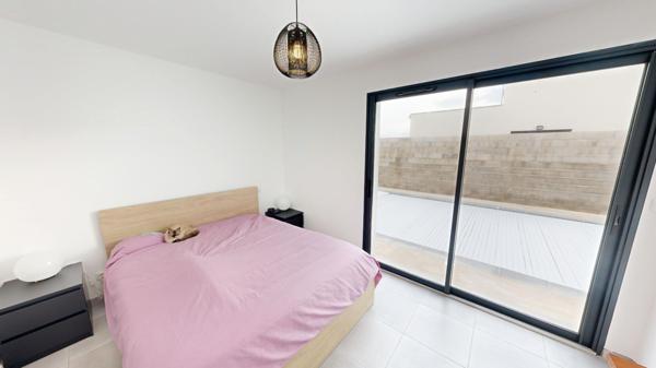 Maison récente à Carcassonne avec jardin, piscine et garage.