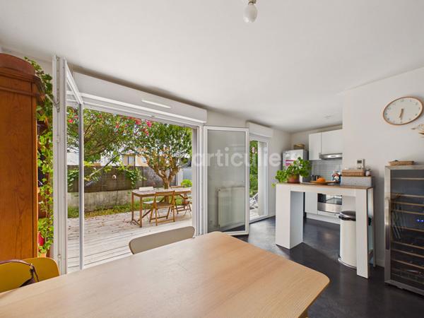 Vente
                Maison64 m² - 3 Pièces -
                    BORDEAUX (33200)