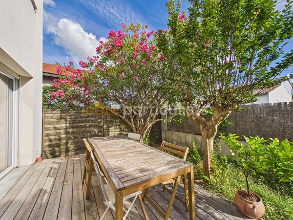Vente
                Maison64 m² - 3 Pièces -
                    BORDEAUX (33200)