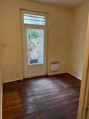 Duplex à fort potentiel, à rénover avec cour plein sud et multiples possibilités d’aménagement.