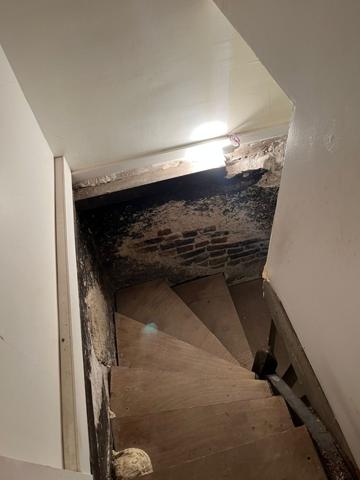 Duplex à fort potentiel, à rénover avec cour plein sud et multiples possibilités d’aménagement.