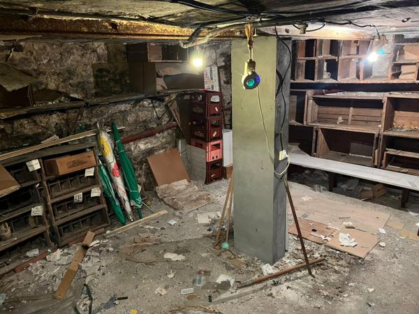 Duplex à fort potentiel, à rénover avec cour plein sud et multiples possibilités d’aménagement.