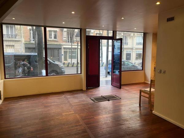 Duplex à fort potentiel, à rénover avec cour plein sud et multiples possibilités d’aménagement.