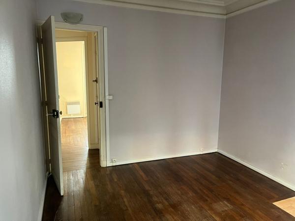 Duplex à fort potentiel, à rénover avec cour plein sud et multiples possibilités d’aménagement.