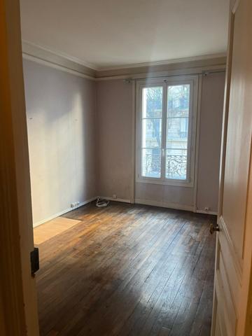 Duplex à fort potentiel, à rénover avec cour plein sud et multiples possibilités d’aménagement.