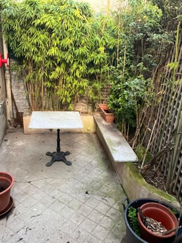 Duplex à fort potentiel, à rénover avec cour plein sud et multiples possibilités d’aménagement.