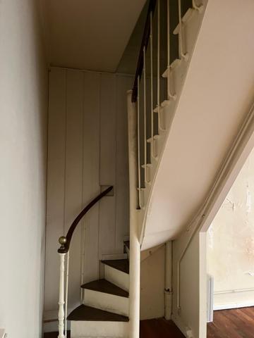 Duplex à fort potentiel, à rénover avec cour plein sud et multiples possibilités d’aménagement.