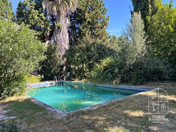 Maison provençale 226 m2 à rénover sur 5000 m2 de terrain