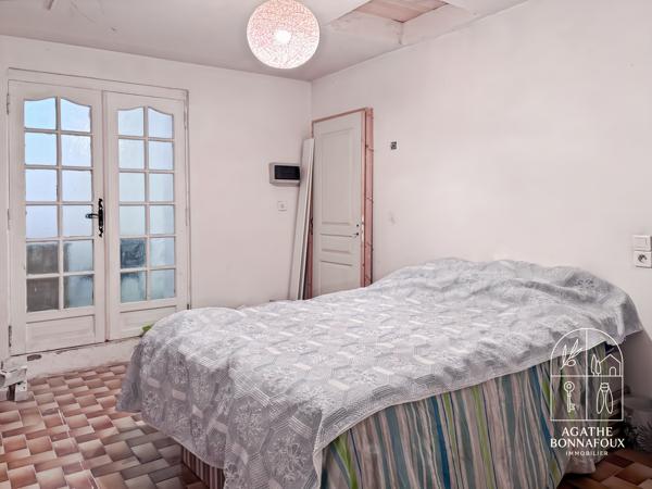 Maison provençale 226 m2 à rénover sur 5000 m2 de terrain