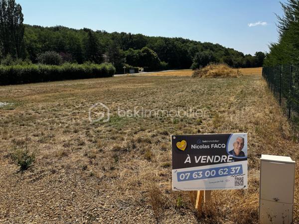 Vous avez un projet de construction ? Je propose à la vente, en exclusivité, 8 terrains à bâtir situés au sein d’un lotissement établi sur la commune de Vinon (18300). Les premières constructions ont été réalisées dès 2016 : vous vous installez ainsi dans un environnement calme, résidentiel et déjà structuré.

Caractéristiques des parcelles :
- Surfaces : Parcelles allant de 955 m² à 1170 m². Des surfaces pensées pour implanter confortablement votre maison individuelle tout en conservant un extérieur privatif agréable.
- Viabilisation : Terrains viabilisés. L’assainissement individuel est à prévoir.
- Liberté de construction : Libre choix du constructeur pour vous permettre de réaliser le projet qui correspond précisément à vos besoins et à votre budget.

Pourquoi s’implanter à Vinon ?
La commune offre un cadre de vie pratique et organisé pour les familles, avec des services essentiels à proximité :
- Scolarité : Organisation via un RPI intercommunal (maternelle, primaire et collège, avec les classes de CM1-CM2 à Vinon).
- Services aux familles : Garderie disponible de 7h30 à 18h30, cantine scolaire située à l’ESAT de Veaugues, et ramassage scolaire.
- Vie locale : Présence sur la commune d'un café-restaurant et d'un service postal.
- Localisation : Commune dynamique rattachée à la Communauté de Communes du Sancerrois, Pays Fort, Val de Loire.

En tant que mandataire, je suis à votre disposition pour vous transmettre les plans et les modalités d’acquisition de chaque lot.
Vous souhaitez obtenir des renseignements complémentaires ou organiser une visite ?
Je suis à votre entière disposition.