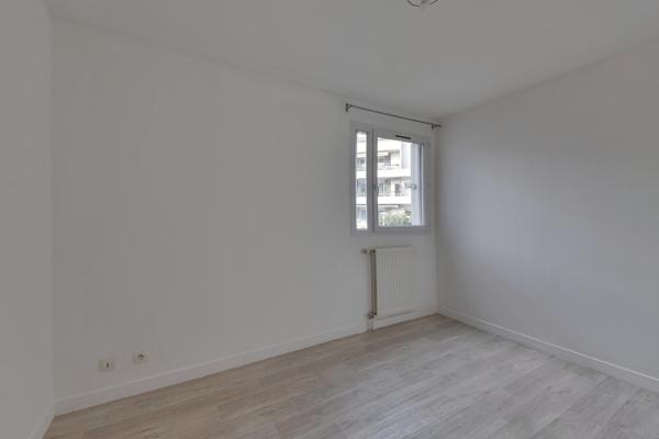 VASTE 2 PIÈCES + CUISINE DE 50M² ECHIROLLES RUE PAUL HÉROULT