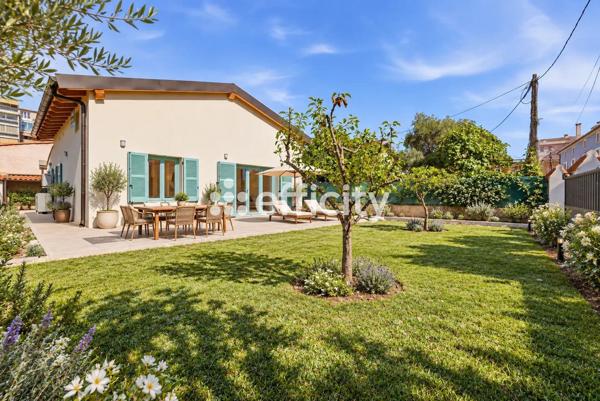 Maison
         4 pièces
        - 120 m² Bien prestige 983 000 € *