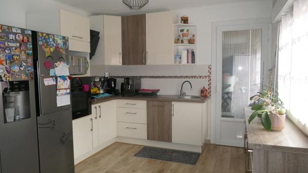 FAVERGES. APPARTEMENT 4 PIECES AVEC CAVE GARAGE ET PARKING