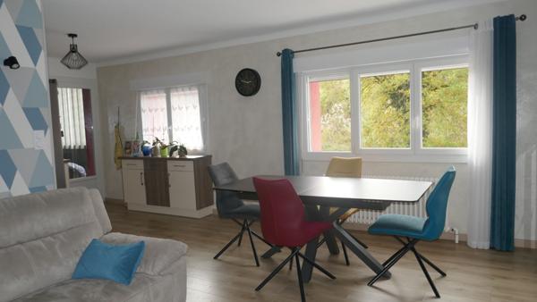 FAVERGES. APPARTEMENT 4 PIECES AVEC CAVE GARAGE ET PARKING