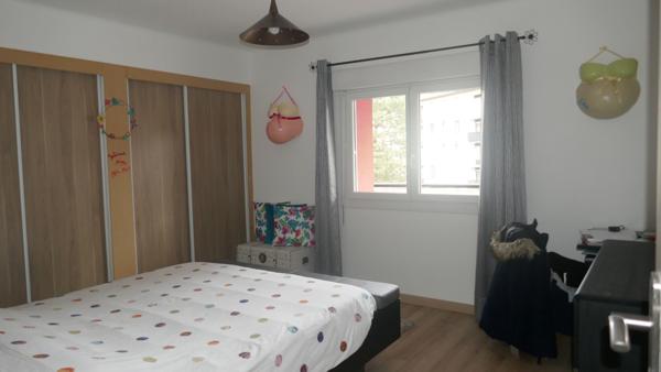 FAVERGES. APPARTEMENT 4 PIECES AVEC CAVE GARAGE ET PARKING