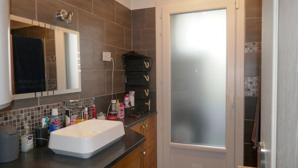 FAVERGES. APPARTEMENT 4 PIECES AVEC CAVE GARAGE ET PARKING