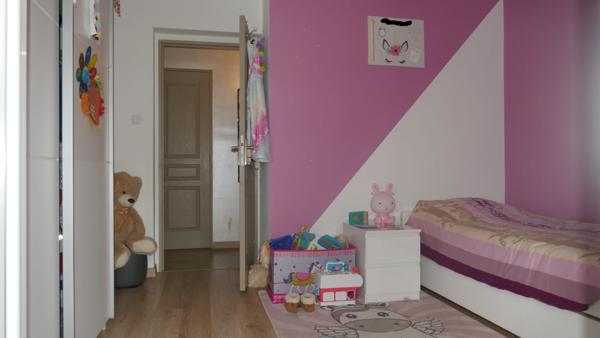 FAVERGES. APPARTEMENT 4 PIECES AVEC CAVE GARAGE ET PARKING