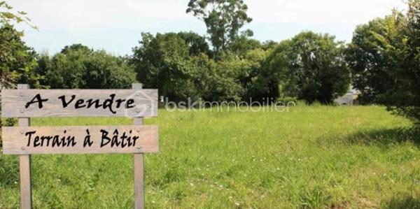 À découvrir, terrain plat constructible de 1 016 m², viabilisé et libre de constructeur ! Certificat d'urbanisme Opérationnel en cours de validité (obtenu fin Juillet 2026). Une belle opportunité à saisir rapidement !

Offrant déjà un garage d'environ 20 m² et une dépendance aménagée d'environ 20 m² (salon, chambre, coin cuisine et salle d'eau). Un véritable atout pour profiter immédiatement des lieux ou créer un atelier, un bureau ou un espace de loisirs pour la famille avant votre projet de construction.

Situé dans un environnement calme et verdoyant, entièrement entouré de propriétés résidentielles, ce terrain bénéficie d'un cadre agréable et sécurisé.
À seulement 4 minutes de la gare de Longueville (ligne directe vers Paris en environ 1 heure, zone Navigo 5), et à proximité des commerces, écoles et garderie sur place.

Un cadre idéal pour donner vie à votre futur projet de construction !

Façade du terrain - 16m.
Taxe foncière - 400 euros

Terrain rare sur le marché, à visiter sans tarder !
La présentation d'une pièce d'identité en cours de validité sera demandée à la visite, conformément à l'article L.561-5 du Code monétaire et financier