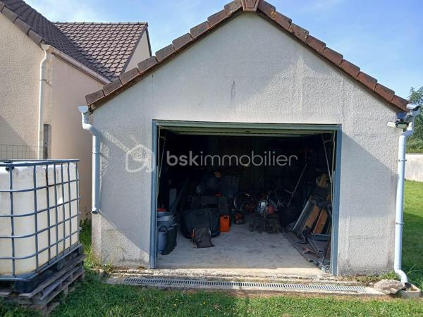 À découvrir, terrain plat constructible de 1 016 m², viabilisé et libre de constructeur ! Certificat d'urbanisme Opérationnel en cours de validité (obtenu fin Juillet 2026). Une belle opportunité à saisir rapidement !

Offrant déjà un garage d'environ 20 m² et une dépendance aménagée d'environ 20 m² (salon, chambre, coin cuisine et salle d'eau). Un véritable atout pour profiter immédiatement des lieux ou créer un atelier, un bureau ou un espace de loisirs pour la famille avant votre projet de construction.

Situé dans un environnement calme et verdoyant, entièrement entouré de propriétés résidentielles, ce terrain bénéficie d'un cadre agréable et sécurisé.
À seulement 4 minutes de la gare de Longueville (ligne directe vers Paris en environ 1 heure, zone Navigo 5), et à proximité des commerces, écoles et garderie sur place.

Un cadre idéal pour donner vie à votre futur projet de construction !

Façade du terrain - 16m.
Taxe foncière - 400 euros

Terrain rare sur le marché, à visiter sans tarder !
La présentation d'une pièce d'identité en cours de validité sera demandée à la visite, conformément à l'article L.561-5 du Code monétaire et financier