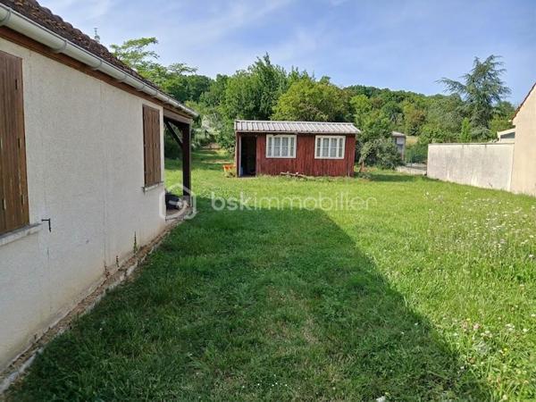 À découvrir, terrain plat constructible de 1 016 m², viabilisé et libre de constructeur ! Certificat d'urbanisme Opérationnel en cours de validité (obtenu fin Juillet 2026). Une belle opportunité à saisir rapidement !

Offrant déjà un garage d'environ 20 m² et une dépendance aménagée d'environ 20 m² (salon, chambre, coin cuisine et salle d'eau). Un véritable atout pour profiter immédiatement des lieux ou créer un atelier, un bureau ou un espace de loisirs pour la famille avant votre projet de construction.

Situé dans un environnement calme et verdoyant, entièrement entouré de propriétés résidentielles, ce terrain bénéficie d'un cadre agréable et sécurisé.
À seulement 4 minutes de la gare de Longueville (ligne directe vers Paris en environ 1 heure, zone Navigo 5), et à proximité des commerces, écoles et garderie sur place.

Un cadre idéal pour donner vie à votre futur projet de construction !

Façade du terrain - 16m.
Taxe foncière - 400 euros

Terrain rare sur le marché, à visiter sans tarder !
La présentation d'une pièce d'identité en cours de validité sera demandée à la visite, conformément à l'article L.561-5 du Code monétaire et financier