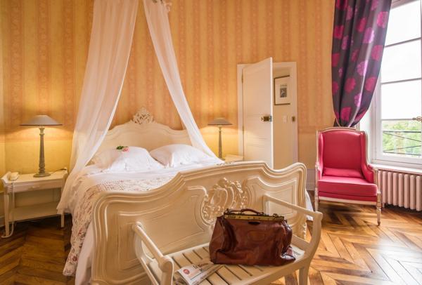 Château, installation équestre (haras) à vendre au coeur du bocage bourbonnais - Maison de gardien, club house, maison des cavaliers, boxes, écuries - Terrain de 40 hectares