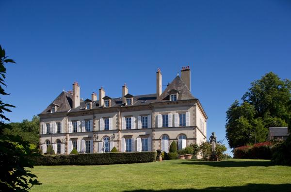 Château, installation équestre (haras) à vendre au coeur du bocage bourbonnais - Maison de gardien, club house, maison des cavaliers, boxes, écuries - Terrain de 40 hectares