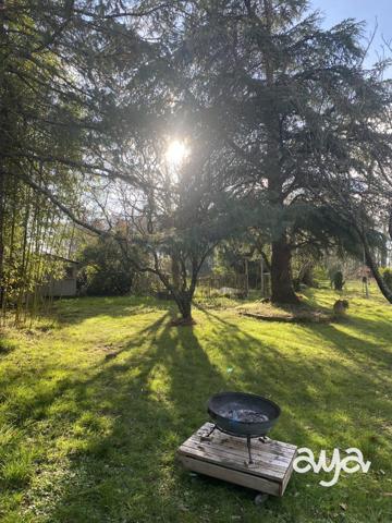 Une maison chaleureuse, au calme et entourée de nature.