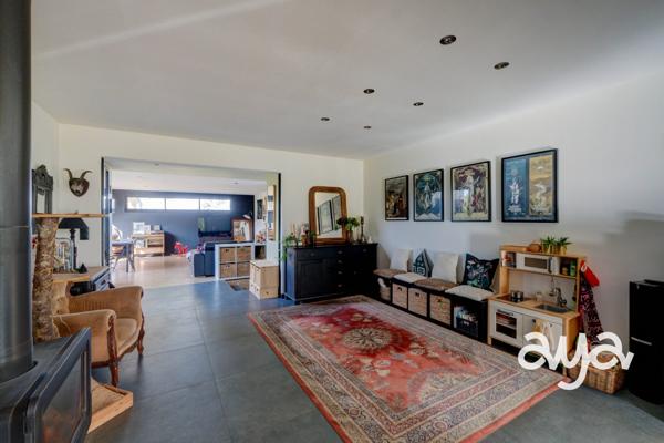 Une maison chaleureuse, au calme et entourée de nature.