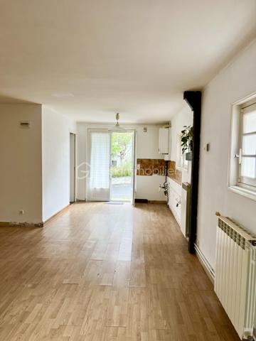 Hendaye – Quartier Sopite, à 2 km de la plage des Deux-Jumeaux

Situé dans un environnement calme et recherché, cet appartement de 50 m² offre un beau potentiel et constitue une opportunité idéale pour un projet de résidence principale, secondaire ou d’investissement.

Installé en rez-de-chaussée d’une maison en copropriété, il se compose d’une pièce de vie avec cuisine ouverte, d’une chambre confortable, ainsi que d’une salle d’eau avec WC. 
Des travaux de rafraîchissement permettront de le personnaliser selon vos envies.

Une belle opportunité à découvrir sans tarder. Contactez-moi pour plus d’informations ou pour organiser une visite.