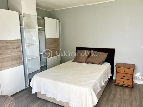 Hendaye – Quartier Sopite, à 2 km de la plage des Deux-Jumeaux

Situé dans un environnement calme et recherché, cet appartement de 50 m² offre un beau potentiel et constitue une opportunité idéale pour un projet de résidence principale, secondaire ou d’investissement.

Installé en rez-de-chaussée d’une maison en copropriété, il se compose d’une pièce de vie avec cuisine ouverte, d’une chambre confortable, ainsi que d’une salle d’eau avec WC. 
Des travaux de rafraîchissement permettront de le personnaliser selon vos envies.

Une belle opportunité à découvrir sans tarder. Contactez-moi pour plus d’informations ou pour organiser une visite.