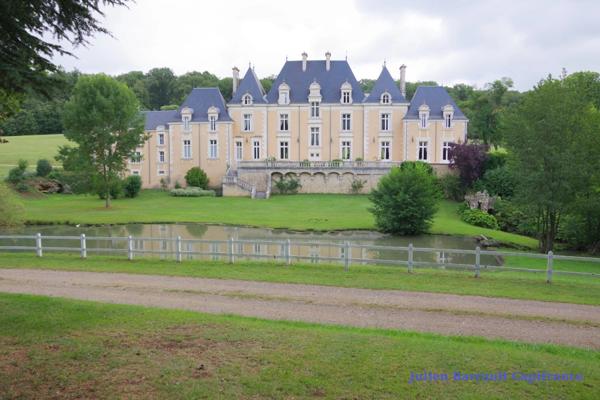 Château de la Troussaye du XIX ème siècle sur son domaine de 75,12 Ha