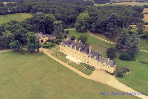 Château de la Troussaye du XIX ème siècle sur son domaine de 75,12 Ha