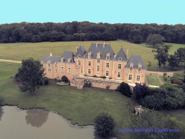 Château de la Troussaye du XIX ème siècle sur son domaine de 75,12 Ha